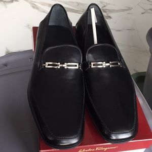 ***Brand new men's Salvatore Ferragamo Shoe***
